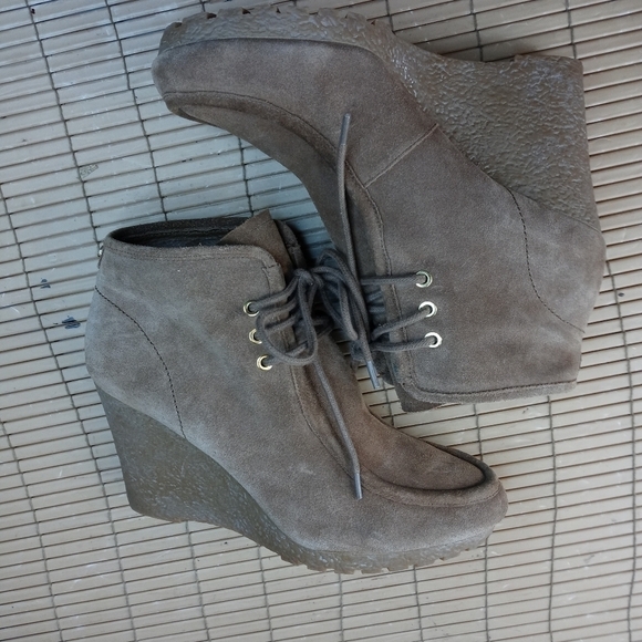 Michael Kors women's sz 10M. 4" wedge heel ankle boots. Brown leather lace. Grea - Picture 7 of 10